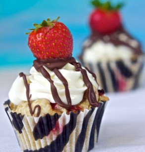 Strawberries ‘n’ Cream Cupcakes & Ice Cream Maker Giveaway